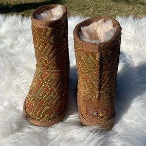 Excellent Condition Girls Ugg Kids Classic II Graphic Stitch Boot Size 7T